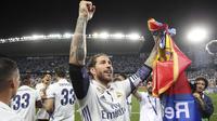 Kapten Real Madrid, Sergio Ramos, saat merayakan gelar juara La Liga Spanyol usai menaklukkan Malaga di Stadion La Rosaleda, Malaga, Minggu (21/5/2017). Malaga kalah 0-2 dari Madrid. (EPA/Jorge Zapata)