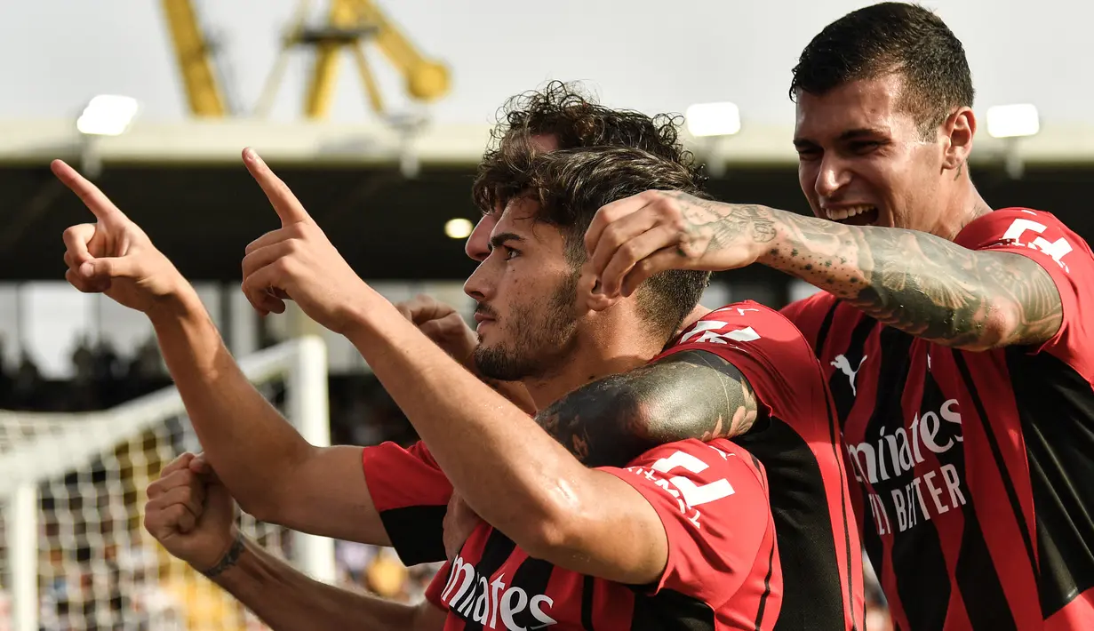 Hingga laga usai skor 2-1 tetap bertahan untuk kemenangan AC Milan. (AFP/Albetto Pizzoli)