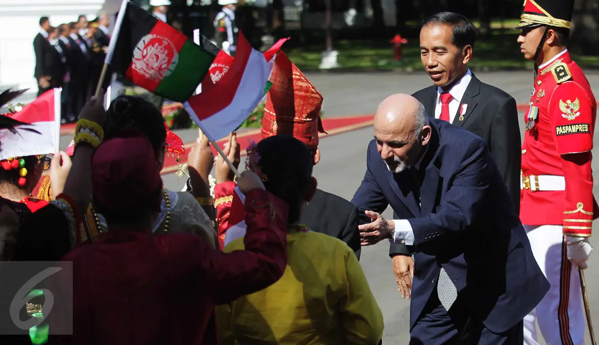 Presiden Afganistan Mohammad Ashraf Ghani menghampiri sejumlah anak yang ikut menyambut kedatangannya di Istana Merdeka, Jakarta, Rabu (5/4). (Liputan6.com/Angga Yuniar)