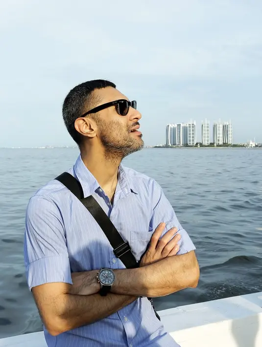 Didi Riyadi di atas Kapal Phinisi pada Kamis (13/2/2020) yang berlayar dari dermaga Baywalk, Pluit, Jakarta Utara. (Bambang E Ros/Fimela.com)