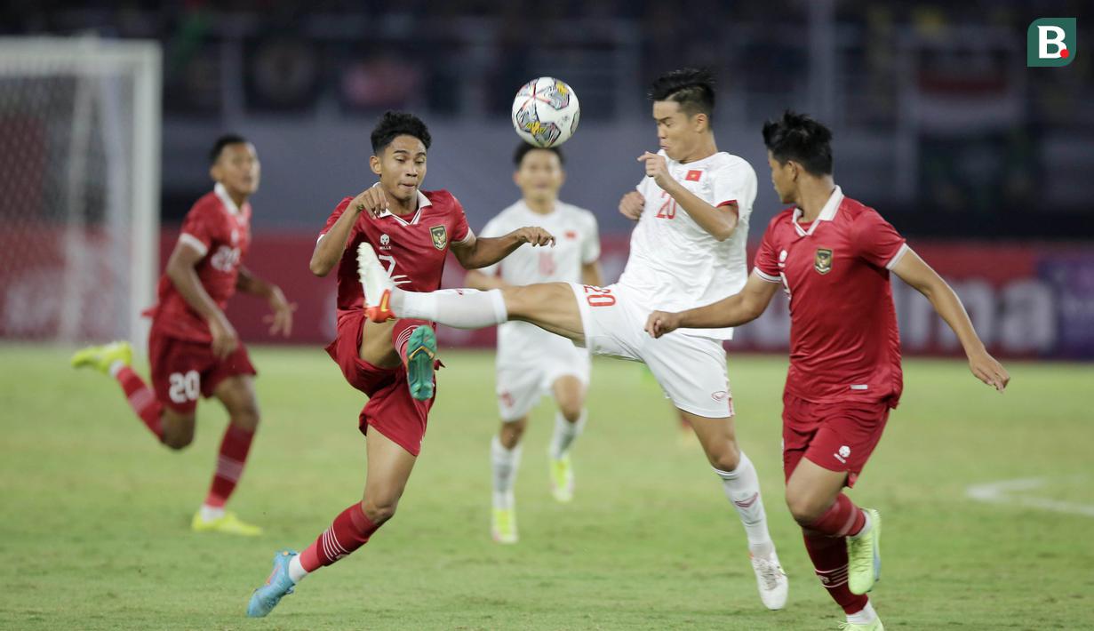 Masuk di babak kedua, pemain Persebaya itu terbukti mampu merepotkan barisan pertahanan lawan. (Bola.com/Ikhwan Yanuar)