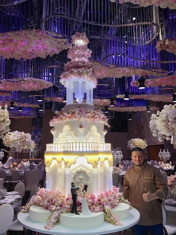 Kue Pernikahan Ini Terlihat Megah Bak Istana. (Sumber: Instagram.com/renat_agzamov)