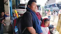 Ratusan calon penumpang bis angkutan umum terlantar di salah satu pool bis AKAP di Limbangan, Kabupaten Garut, Jawa Barat selama berjam-jam akibat macet arus balik 2023. (Liputan6.com/Jayadi Supriadin)