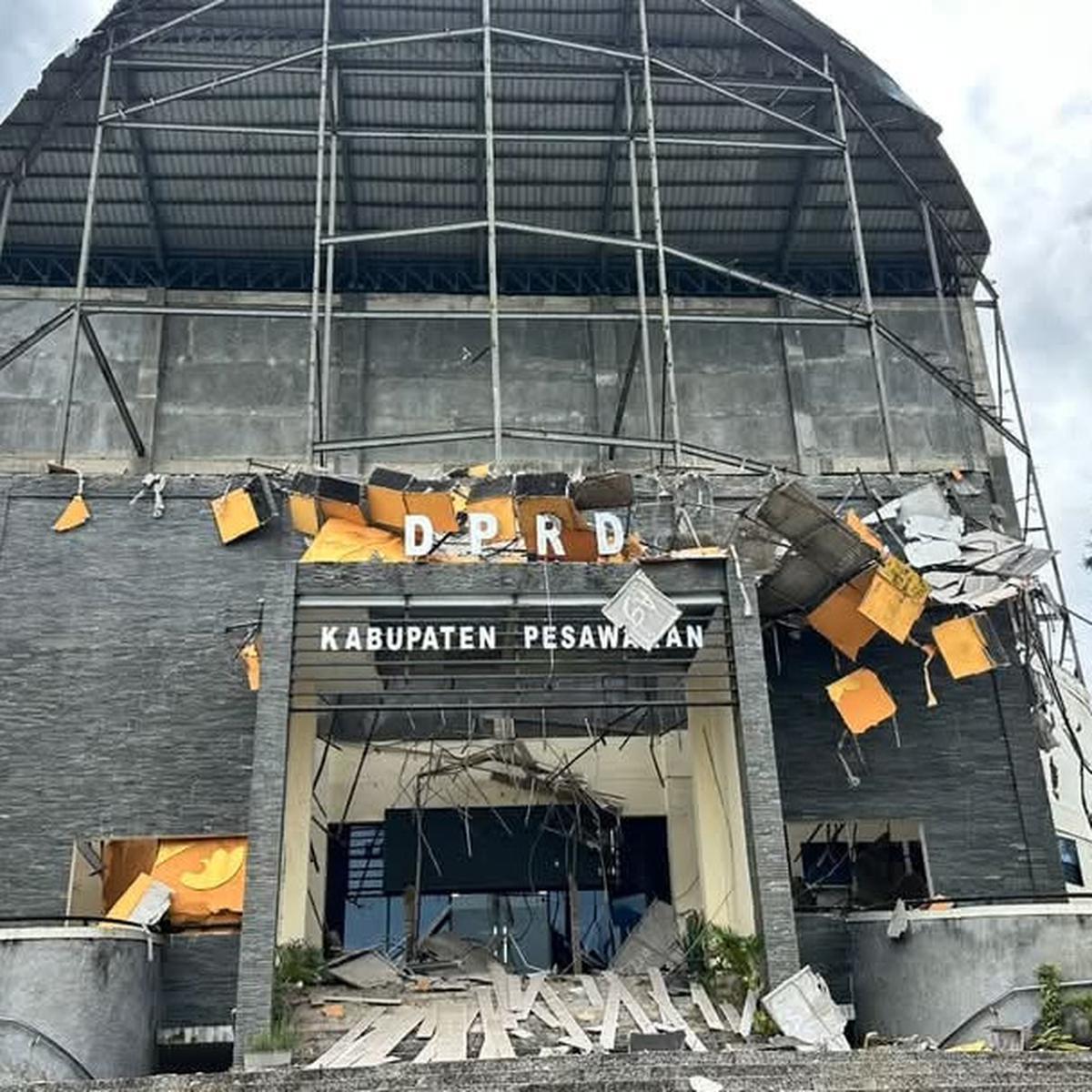 Viral Gedung DPRD Pesawaran Ambruk