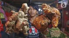 Pedagang menunjukkan jahe dan temulawak dagangannya di Pasar Induk Kramat Jati, Jakarta, Kamis (5/3/2020). Heboh virus corona Covid-19 mulai berdampak pada harga rampah-rempah seperti jahe merah dan Temulawak yang dipercaya dapat meningkatkan imun atau kekebalan tubuh. (Liputan6.com/Herman Zakharia)