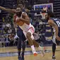 Guard Houston Rockets, James Harden (tengah), menerobos duo Memphis Grizzlies, James Ennis III (kiri) dan Mike Conley pada lanjutan NBA 2017-2018, Minggu (29/10/2017) WIB. Rockets kalah 89-103. (AP Photo/Brandon Dill)