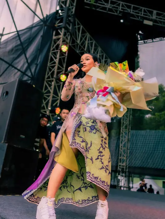 Untuk bikin penampilan yang elegan, Yura Yunita menambahkan beberapa kain satin sebagai aksen cape [@yurayunita]