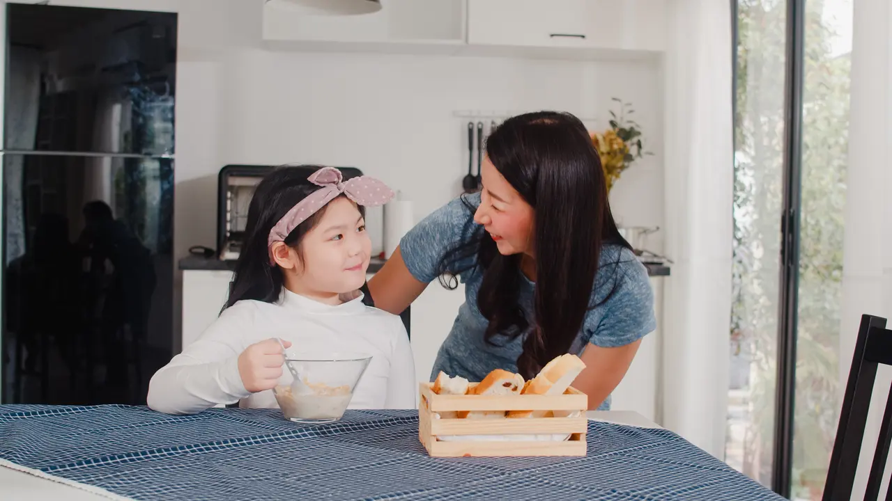 keluarga september makan anak