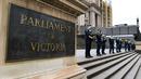 Polisi berjaga di tangga gedung parlemen negara bagian Victoria di Melbourne, Australia, Kamis (30/9/2021). Melbourne bergulat dengan lonjakan infeksi Covid-19 di mana sebanyak 1.438 kasus dilaporkan, jumlah harian terbesar sejak awal pandemi. (William WEST / AFP)