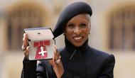 Melihat penampilan Cynthia Erivo yang dramatis saat menerima gelar kehormatan dari Kerajaan Inggris (Photo by Andrew Matthews / POOL / AFP)