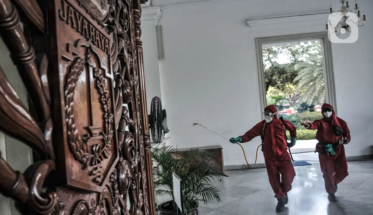 Petugas dari Sudin Gulkarmat Jakarta Pusat menyemprotkan disinfektan di Kantor Gubernur dan Wakil Gubernur, Gedung B Balai Kota, Jakarta, Selasa (1/12/2020). (merdeka.com/Iqbal S. Nugroho)
