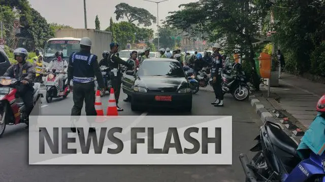  Seorang wanita yang mengendarai mobil berpelat nomor AD 8882 OK diberhentikan kepolisian yang tengah menggelar Operasi Patuh Jaya 2016. Si pengendara berang kepada aparat dan mengaku sebagai anak jenderal tentara.