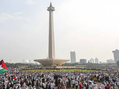 Ribuan warga mengikuti aksi damai Bela Palestina di kawasan Monas, Jakarta, Minggu (5/11/2023). (Liputan6.com/Faizal Fanani)