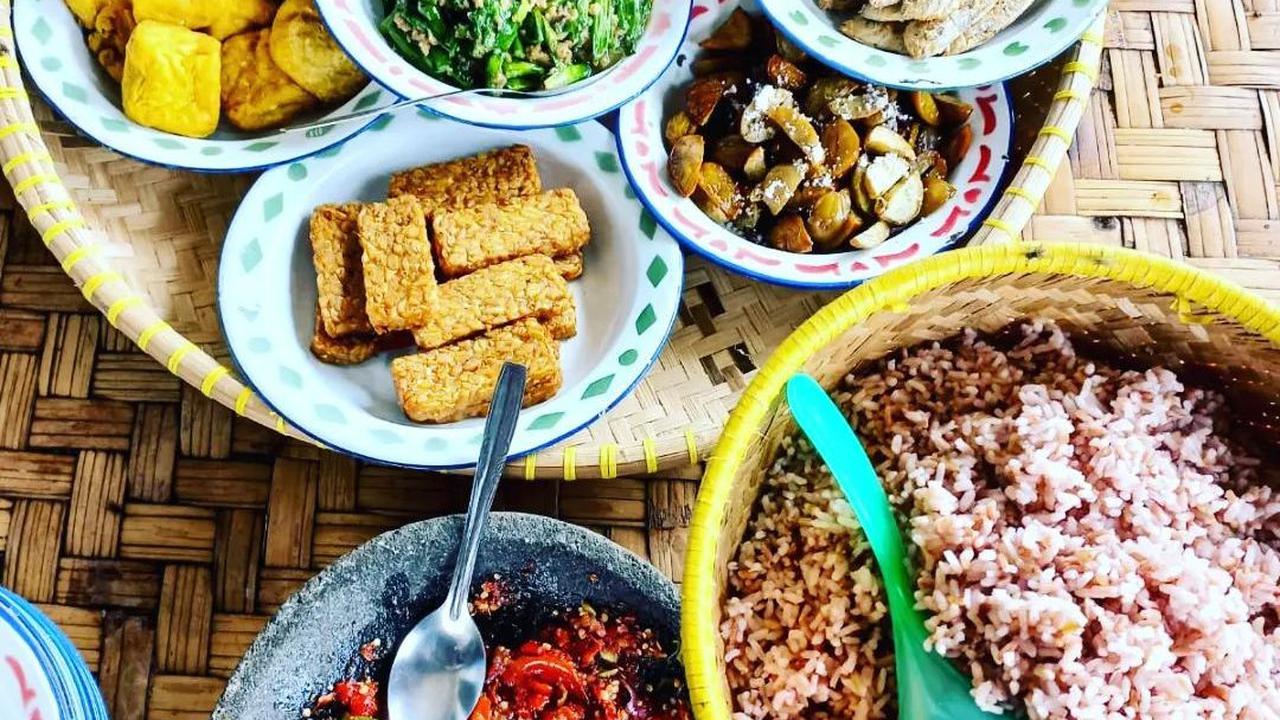 Sajikan menu Sunda lezat.