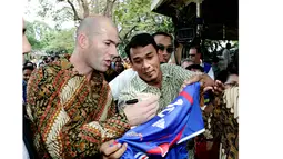  Zinedine Zidane, memberikan tanda tangan kepada salah satu penggemarnya di Jakarta, Indonesia, (06/07/2007). Zidane melakukan tur ke Indonesia guna mempromosikan sepak bola untuk anak-anak. (EPA/Jurnasyanto Sukarno)