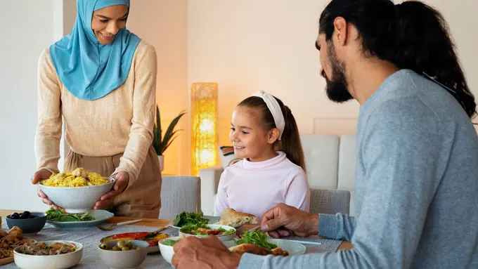 Ilustrasi buka bersama keluarga/freepik.com