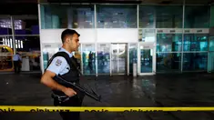 Petugas keamanan berjaga di dekat garis polisi yang terpasang di Bandara Ataturk, Istanbul, Turki, Rabu (29/6). Aktivitas di bandara internasional tersebut berangsur normal pasca ledakan bom bunuh diri yang menewaskan 42 korban jiwa. (REUTERS/Osman Orsal)