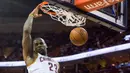 LeBron James kembali melakukan aksi slam dunk ((Jason Miller / GETTY IMAGES NORTH AMERICA / AFP))