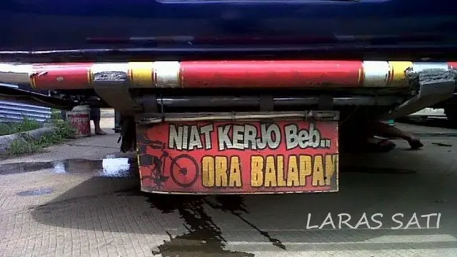8 Tulisan Kocak di Belakang Bus Ini Bikin Mikir Pengguna Jalan