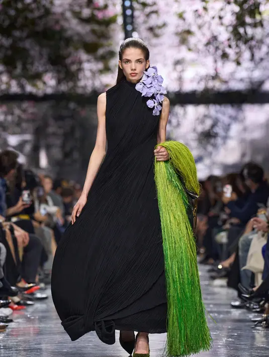 Aksesori pun mendapat perhatian khusus, dengan penggunaan tekstil Prancis antik serta sentuhan material yang terinspirasi dari alam, menghadirkan kesan taktil dan simbolis. [Dok/DIOR].