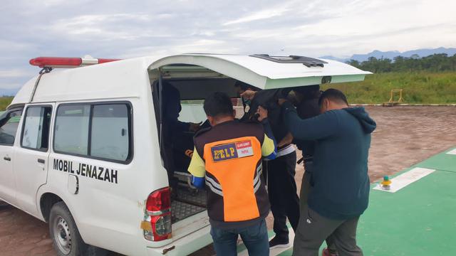 Evakuasi jenazah dua pendaki perempuan dari Puncak Cartensz ke RSUD Mimika