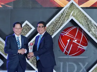 Dirut PT Bursa Efek Indonesia Inarno Djajadi (kanan) memberikan penghargaan kepada Presdir BCA Jahja Setiaatmadja (kiri) pada IDX Channel Innovation Awards 2019 di Jakarta, Rabu (14/8/2019). IDX Channel memberikan apresiasi dalam penerapan digitalisasi perbankan sepanjang 2018. (Liputan6.com/HO/Eko)