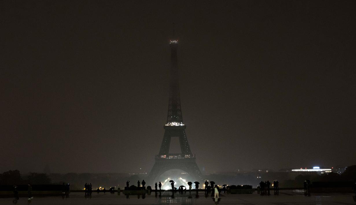 Pemandangan lampu Menara Eiffel yang dipadamkan di Paris, Senin (2/10). Turut berdukacita terhadap penembakan massal di Las Vegas, Amerika Serikat, lampu Menara Eiffel dimatikan sebagai penghormatan kepada para korban. (AP/Kamil Zihnioglu)