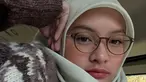 Pilihan hijab polos berwarna pastel terlihat serasi dengan wajahnya yang cantik natural. Aisha juga memadukannya dengan busana bermotif dan kacamata bergaya klasik yang menambah kesan cerdas sekaligus feminin. Penampilan ini memberikan kesan matang, tetapi tetap memancarkan aura imut khas remaja. (Liputan6.com/IG/@khadeejaisha)