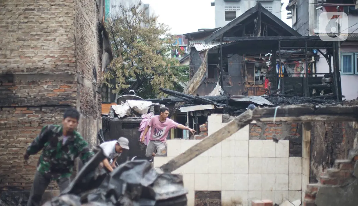 Warga membersihkan puing sisa kebakaran di kawasan padat penduduk di Jalan Kebon Jeruk 4, RT 004 RW 06, Kelurahan Maphar, Kecamatan Taman Sari, Jakarta, Jumat (7/2/2020). Sebanyak 29 unit mobil dikerahkan untuk melakukan pemadaman yang terjadi pada Kamis (6/2) malam. (Liputan6.com/Immanuel Antonius)