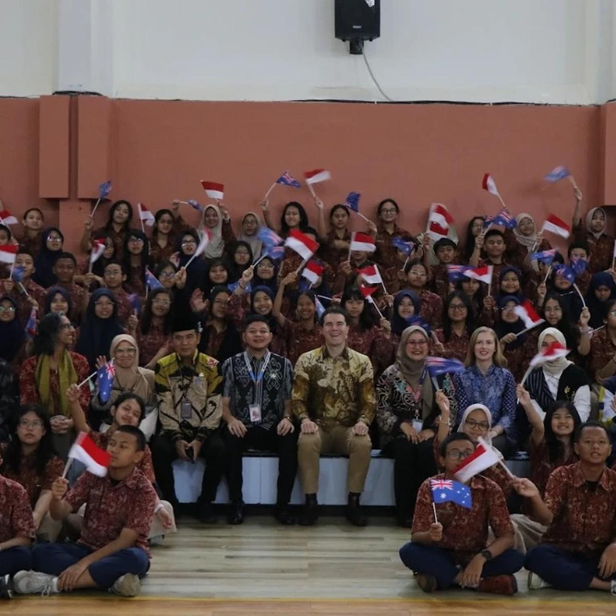Kunjungan Yang Mulia Anggota Parlemen Australia, Tim Watts ke SMP Labschool Kebayoran