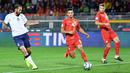 Bek Italia, Giorgio Chiellini, berebut bola dengan bek Makedonia, Musliu, pada laga Kualifikasi Piala Dunia 2018 di Stadion Olimpico, Turin, Jumat (6/10/2017). Italia ditahan imbang 1-1 dengan Makedonia. (AP/Alessandro Di Marco)