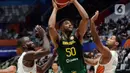 Pemain timnas basket Brasil, Bruno Caboclo berusaha menembus adangan dua pemain Pantai Gading pada penyisihan Grup G FIBA World Cup 2023 di Indonesia Arena, Gelora Bung Karno, Jakarta, Rabu (30/8/2023). (Liputan6.com/Helmi Fithriansyah)
