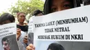 Salah satu massa menutup wajahnya dengan poster Menteri Yasonna Laoly saat unjuk rasa di Kantor Kemenkumham Jakarta, Rabu (30/12). Aksi puluhan orang itu mempersoalkan legalitas kepengurusan PPP yang terbagi menjadi dua kubu. (Liputan6.com/Helmi Afandi)