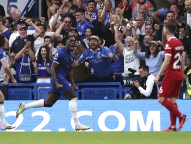 Bek anyar Chelsea Axel Disasi merayakan gol yang dicetaknya ke gawang Liverpool pada pekan ke-1 Premier League 2023/2024, Minggu (13/8/2023). (AP Photo/Ian Walton)