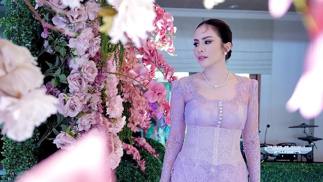 Bikin Pangling, 7 Potret Momo Geisha Pakai Kebaya saat Kondangan: Cantik dan Elegan