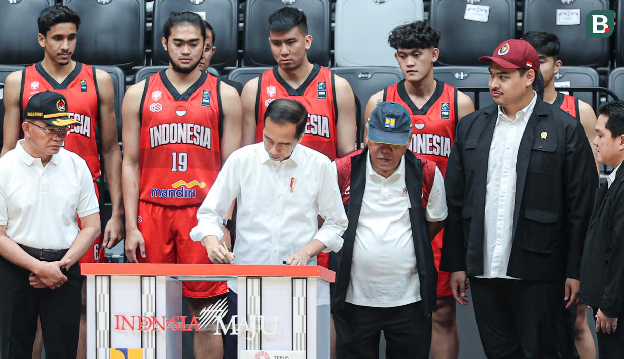 <p>Presiden Republik Indonesia, Joko Widodo (tengah) menandatangani prasasti saat acara peresmian Indonesia Arena pada Senin (07/08/2023) di Senayan, Jakarta. (Bola.com/Bagaskara Lazuardi)</p>