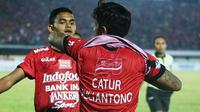 Irfan Bachdim melakukan selebrasi untuk Catur Yuliantono, suporter Timnas Indonesia. (Instagram Bali United)