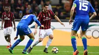 Pemain AC Milan, Andre Silva berebut bola dengan pemain Sassuolo, Federico Peluso pada laga pekan ke-31 Serie A di San Siro, Minggu (8/4). Sassuolo menahan AC Milan dengan skor 1-1 dalam lanjutan laga Serie A. (AFP PHOTO/MIGUEL MEDINA)