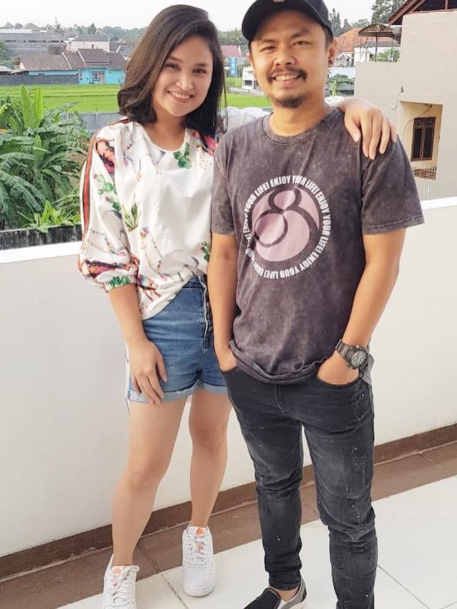 Umumkan Hamil Anak Ketiga, Ini 6 Potret Harmonis Wendi Cagur dan Istri