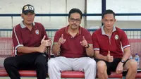 Caretaker Sragen United, Kahudi (kanan) dan manajer tim Ismu Puruhito (tengah). (Bola.com/Ronald Seger)