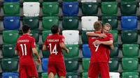 Pemain Norwegia merayakan gol yang dicetak Erling Braut Haaland ke gawang Irlandia Utara pada laga UEFA Nations League di Windsor Park, Selasa (8/9/2020) dini hari WIB. Norwegia menang telak 5-1 atas Irlandia Utara. (AFP/Paul Faith)