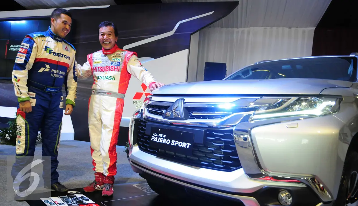 Pereli Nasional, Rifat Sungkar foto bersama dengan Pereli Paris Dakar, Hiroshi Matsuoka saat acara Test Drive and Ride`di Jakarta, Kamis (25/2). (Liputan6.com/Angga Yuniar)