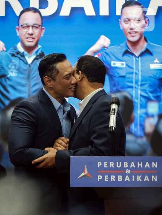 Ketua Umum Partai Demokrat Agus Harimurti Yudhoyono atau AHY (kiri) berpelukan dengan Anies Baswedan saat menyampaikan pernyataan kepada awak media usai menggelar rapat terbatas di DPP Partai Demokrat, Jakarta, Kamis (2/3/2023). Dalam rapat terbatas tersebut membahas bahwa Partai Demokrat telah resmi memberikan dukungan kepada Anies Baswedan untuk maju sebagai calon presiden pada Pemilihan Presiden 2024. (Liputan6.com/Faizal Fanani)