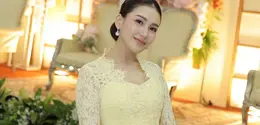 Ayu Ting Ting tampil elegan mengenakan kebaya brokat butter yellow dari desainer @renzilazaurdi. [@ayutingting92]