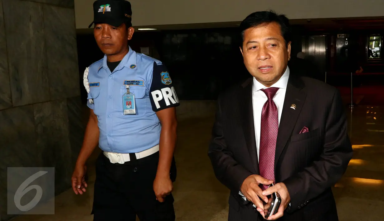 Ketua DPR Setya Novanto keluar dari gedung DPR, Jakarta, Selasa (17/11/2015). Setya belum memiliki rencana untuk meminta PT Freeport Indonesia mengklarifikasi anggota DPR yang mencatut nama Presiden dan Wakil Presiden RI. (Liputan6.com/JohanTallo)