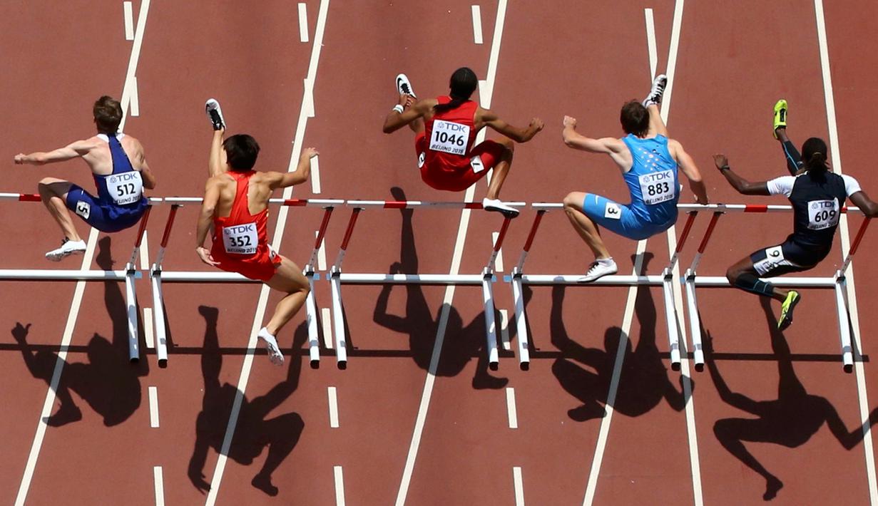 Sejumlah Atlet lari rintangan putra bersaing di 110 meter selama IAAF World Championships di Stadion Nasional di Beijing, Cina (26/8/2015). (REUTERS/Pawel Kopczynski)