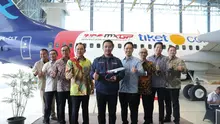 Menpora resmikan pemasangan stiker Indo Motocross Grand Prix Of Indonesia 2018 (MXGP) tiket.com.