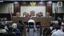Aspidum Kejati DKI Jakarta Agus Winoto menjalani sidang pembacaan dakwaan di Pengadilan Tipikor, Jakarta, Senin (4/11/2019). Agus Winoto didakwa menerima suap dari dua pengusaha terkait pengurusan perkara di Pengadilan Negeri Jakarta Barat tahun 2019. (Liputan6.com/Faizal Fanani)