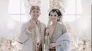 Begitu pula dengan busana yang dikenakan Belva Devara dan Sabrina Anggraini yang tampil menawan berbalut busana adat Jawa, namun dengan nuansa dan pilihan warna yang modern. (Instagram/belvadevara).