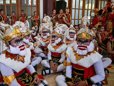 Para penari menunggu giliran untuk menampilkan tarian Yosakoi saat kegiatan Festival Remo-Yosakoi di Surabay, Minggu, 12 Juli 2026. (AFP/ Juni Kriswanto)
